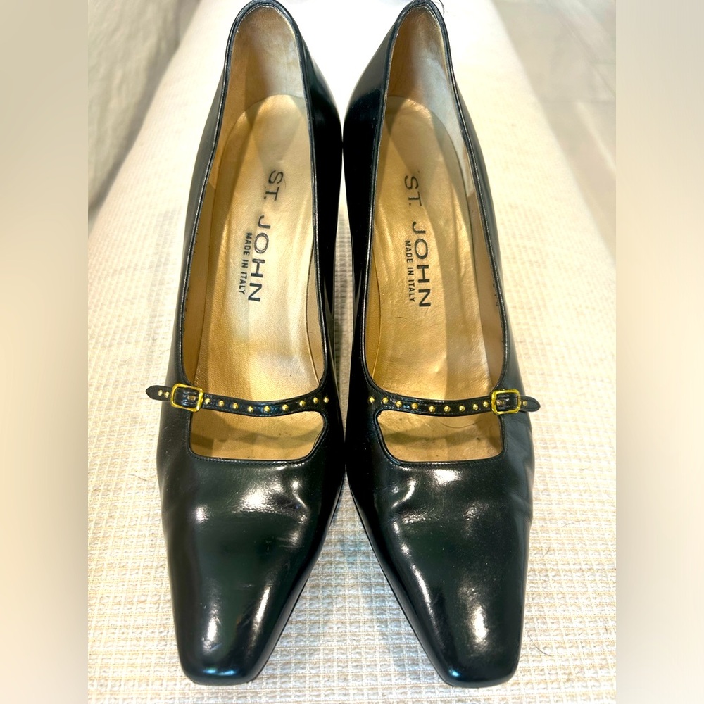 Exquisite St. John Low Heel Gold embellished Black Classic Leather Shoes 7.5